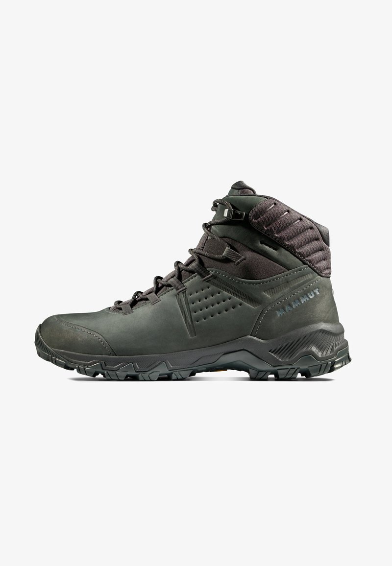 Botas de caminhada em couro cinza escuro com detalhes em tecido texturizado, suporte alto para o tornozelo e sola de borracha robusta com padrões de tração.