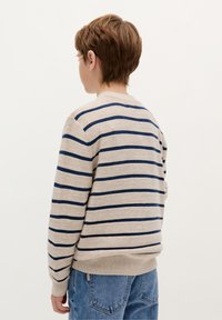 Beige gestreifter Pullover mit marineblauen horizontalen Streifen, Rundhalsausschnitt, geripptem Saum und Bündchen, aus einem weichen Strickstoff gefertigt. Leichte Textur.