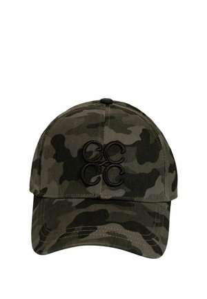 Vista frontal de una gorra de béisbol de camuflaje verde oscuro con visera curva y letras negras en relieve CC.