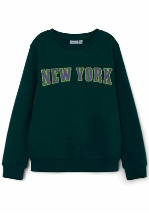 Mørkegrøn langærmet sweatshirt med ribbet manchetter og kant, med stor lilla og grøn omridset tekst "NEW YORK" henover brystet.