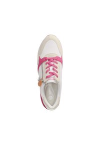 Sneaker w białej skórze z różowymi akcentami. Posiada okrąły czubek, różowe sznurowadła oraz zamek błyskawiczny z boku. Zawiera naszywkę z logo oraz gładką fakturę.