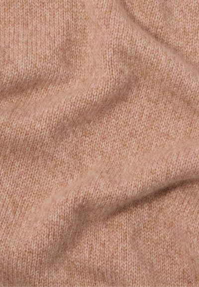 Tessuto a maglia di un morbido rosa con una fine trama a coste, che mostra sottili variazioni di colore e un aspetto delicato e caldo.