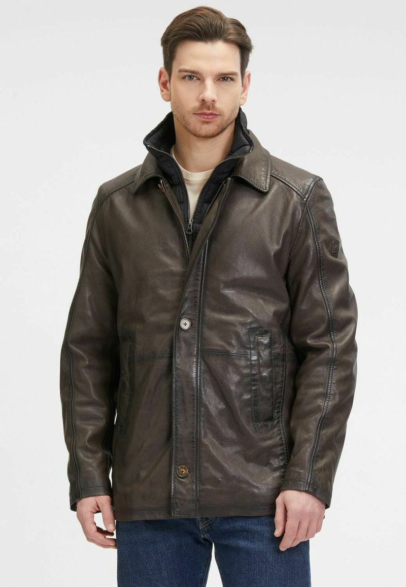 Braune Lederjacke mit Knopfverschluss, zwei Fronttaschen, einer gefütterten Innenschicht mit Reißverschluss und einem hohen Kragen, die eine glatte, strukturierte Oberfläche präsentiert.