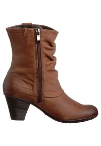 Botín de piel marrón con diseño holgado, cremallera lateral y tacón de madera de 2,5 pulgadas. Textura suave y puntera redonda.