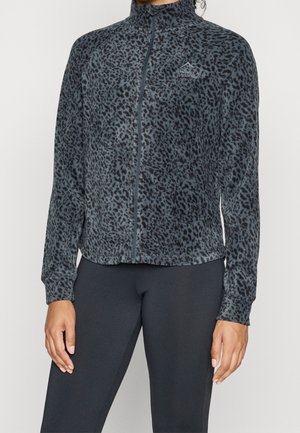 Fleecejakke i mørkegrå med sort leopardprint, med høj krave, fuld lynlås og ribkantede ærmegab. Fremhævet med en logo på brystet.