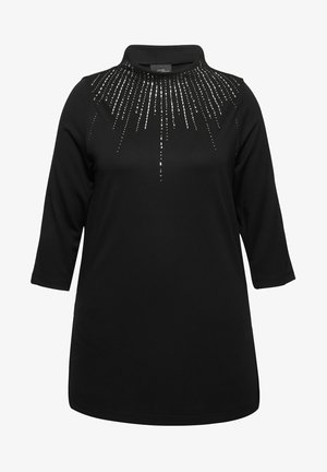 Schwarzes Oberteil mit drei Viertelärmeln und Stehkragen, das ein dekoratives Muster aus silbernen Nieten zeigt, das vom Halsausschnitt ausgeht.