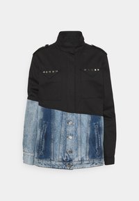 Černá a denimová bunda s vysokým límcem, zapínáním na knoflíky, dvěma předními kapsami a kovovými ozdobami. Černá horní část a modrá denimová dolní část.