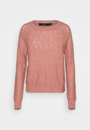 Pull en maille rose pâle à manches longues avec poignets et ourlet côtelés, col rond, présenté sur un fond blanc uni.
