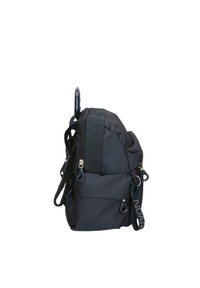 Zaino nero con texture, visto di profilo, dotato di numerosi scomparti con zip e spallacci regolabili.