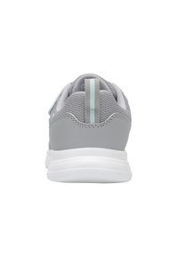 Hellgrauer Sportschuh mit Mesh-Textur, flacher weißer Sohle und kontrastierendem hellblauem Zuglasche an der Ferse.