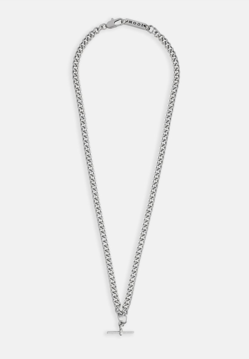 Strieborný reťazový náhrdelník s prepojenými článkami, ktorý má charakteristický uzáver a horizontálny zakladaný prívesok v strede.
