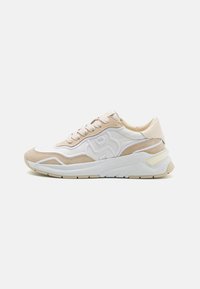 Sneaker con un design aggombato bianco e beige, caratterizzati da una tomaia in tessuto testurizzato, dettagli in suede e una suola spessa e supportiva.