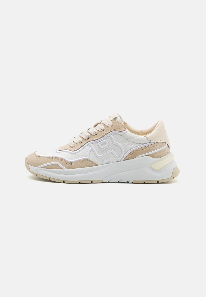 Sneaker con un design aggombato bianco e beige, caratterizzati da una tomaia in tessuto testurizzato, dettagli in suede e una suola spessa e supportiva.