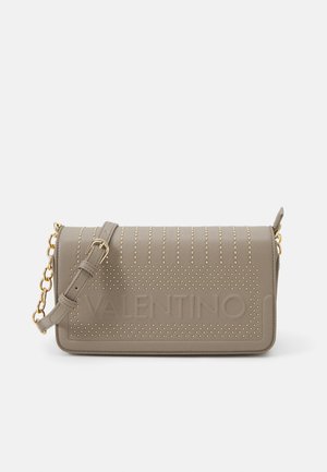 Grijze leren schoudertas met een kettingriem in goudkleur, voorzien van studded details en een geperst logo aan de voorkant. Rechthoekige vorm, gladde textuur.