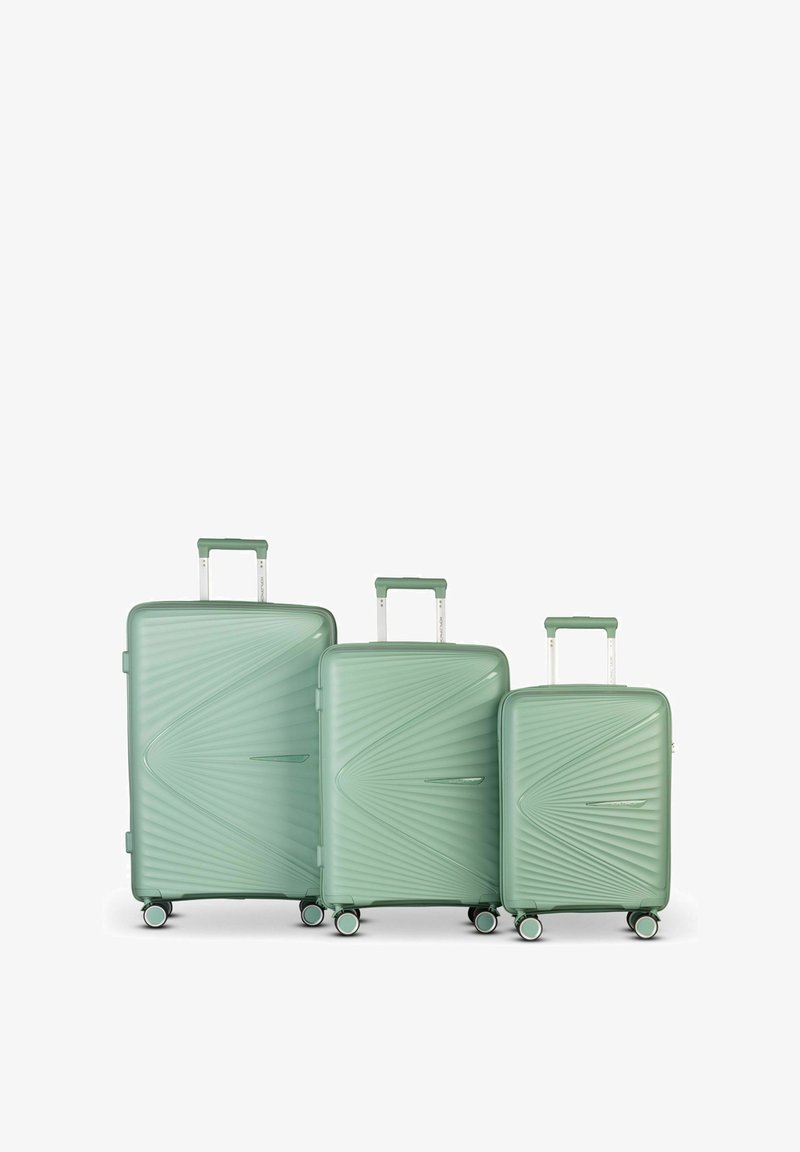 Tres maletas rígidas verdes con líneas diagonales texturizadas, acentos plateados, mangos retráctiles y ruedas de 360 grados.