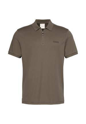 Polo marron à manches courtes avec col et fermeture éclair à l'avant, avec un petit logo rectangulaire sur la poitrine gauche.