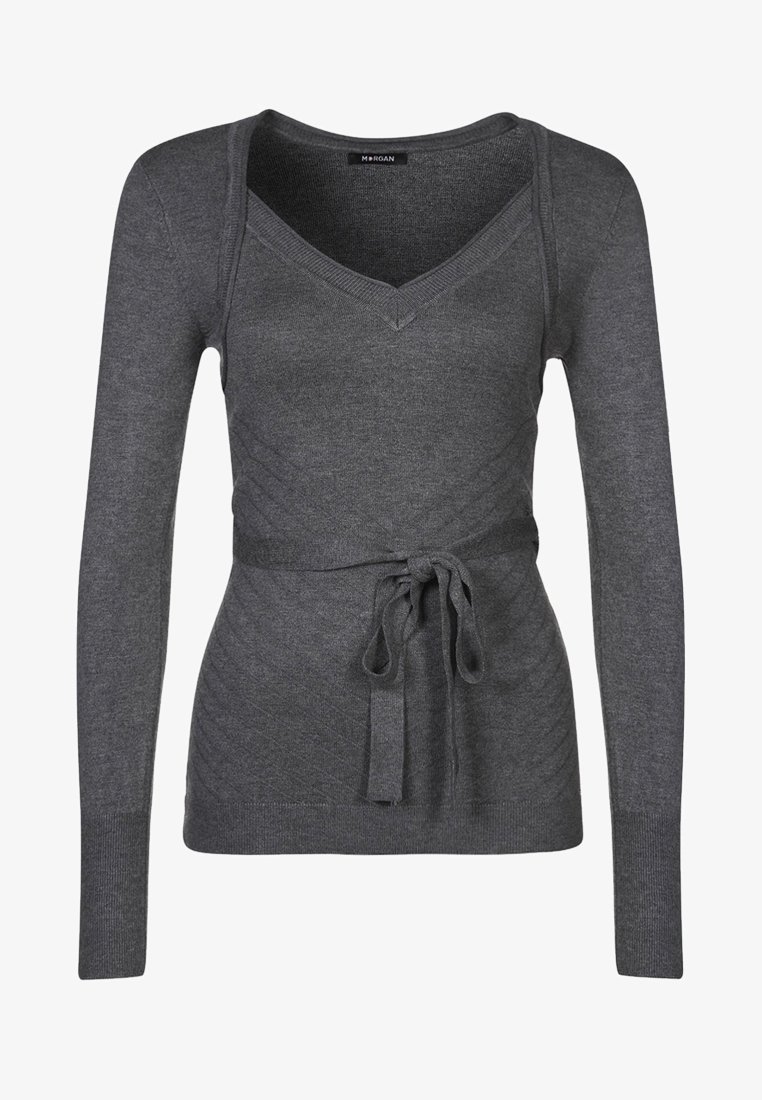 Pull-over gris à manches longues enroulé avec un col en V, ceinture à nouer et tissu texturé présentant des motifs à côtes diagonales. Matière douce, coupe ajustée.