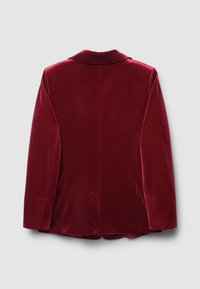 Blazer en velours rouge avec une texture lisse, design sur mesure, col cranté et dos fendu, présentant deux poches arrière.