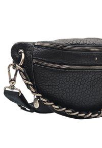 Sac en cuir noir texturé avec deux poches zippées, un accent en chaîne argentée et une sangle détachable avec un clip pour ajuster la longueur.