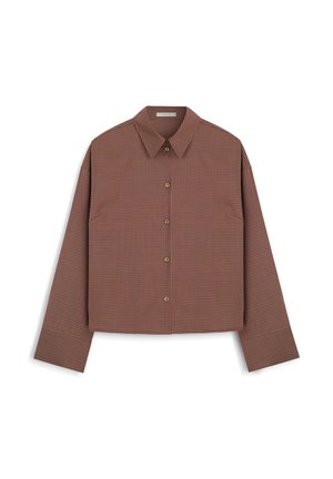 Brązowa i czerwona koszula zapinana na guziki z długim rękawem, z klasycznym kołnierzykiem i szerokimi mankietami, położona na płasko na białym tle.