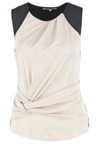 Top bez rękawów z kremowym przodem, czarnymi panelami na ramionach i skręconym detalem z przodu. Wykonany z gładkiego materiału o lekkim połysku.