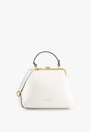 Weißer Lederhandtasche mit einem vergoldeten Verschluss, schwarzem Griff und verstellbarem Riemen. Verfügt über eine strukturierte Form und ein geprägt logo der Marke.