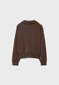 Sweat-shirt marron à manches longues avec des poignets et un ourlet côtelés, présentant un petit col, vu de dos sur un fond uni.