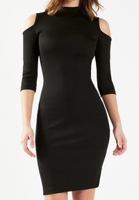 Czarna sukienka bodycon z wysokim dekoltem, wycięciami na ramionach oraz rękawami o długości trzech czwartek; wykonana z gładkiego, elastycznego materiału.