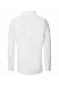Effen witte overhemden met lange mouwen en knoopmanchetten, gezien vanaf de achterkant tegen een witte achtergrond.
