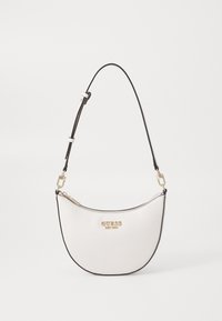 Borsa sintetica bianca con profili neri, forma curva, dotata di un logo dorato e chiusura con zip, completata da una tracolla regolabile.