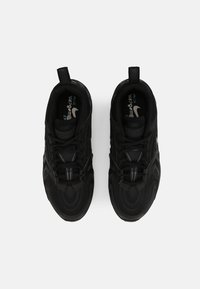 Černé sportovní boty z prodyšné síťoviny a syntetických materiálů s texturovaným vzorem, gumovou podrážkou, tkaničkami a poutkem na patě.