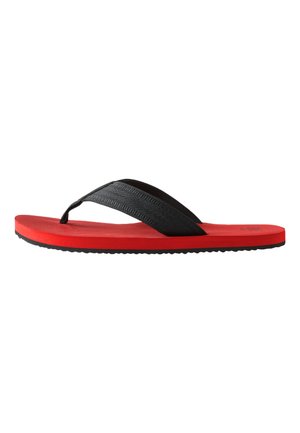 Schwarze Flip-Flop-Sandale mit Stoffriemen, roter strukturierter Sohle und schwarzem profiliertem Boden.