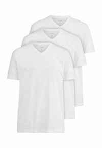 Drei weiße Baumwoll-V-Ausschnitt-T-Shirts sind gestapelt, mit kurzen Ärmeln und einer lockeren Passform. Jedes Shirt zeigt ein Etikett am Ausschnitt.