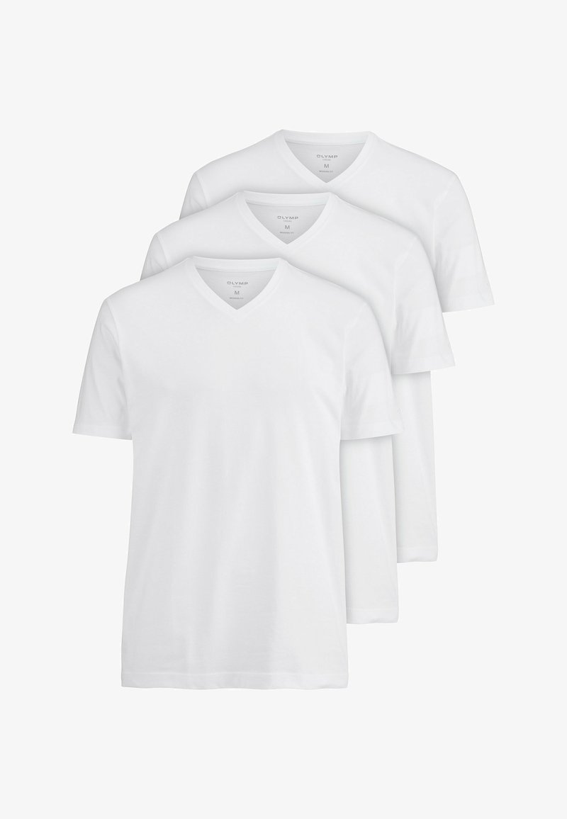 Drie witte katoenen V-hals t-shirts zijn opgestapeld, met korte mouwen en een losse pasvorm. Elk shirt heeft een label op de halslijn.