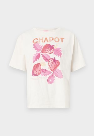 Overmaatse witte katoenen t-shirt met een roze aardbeienprint met groene bladeren en het woord "CHAPOT" in oranje letters boven het ontwerp.