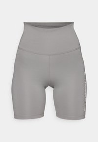 Shorts per bicicletta grigi alti in vita realizzati in un materiale liscio e elasticizzato. Presentano la scritta 'Swoosh by Nike' stampata verticalmente in bianco sul lato.
