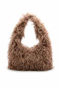 Faux fur handtas in een lichtbruine kleur, met een ronde handgreep en een textuur van een schapenvachtachtige buitenkant met een zachte, pluizige uitstraling.