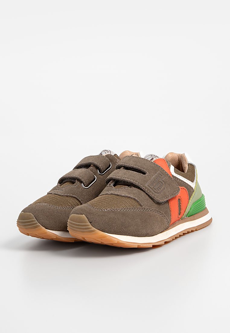 Braune und grüne Kindersneaker mit orangefarbenen Akzenten, zwei Klettverschlüssen und Gummisohlen, nebeneinander auf einem weißen Hintergrund dargestellt.