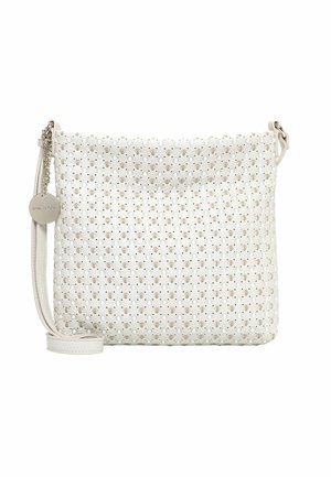 Biała torba na ramię z perforowanym wzorem kwiatowym, regulowany pasek oraz okrągły srebrny emblemat marki na łańcuszku.