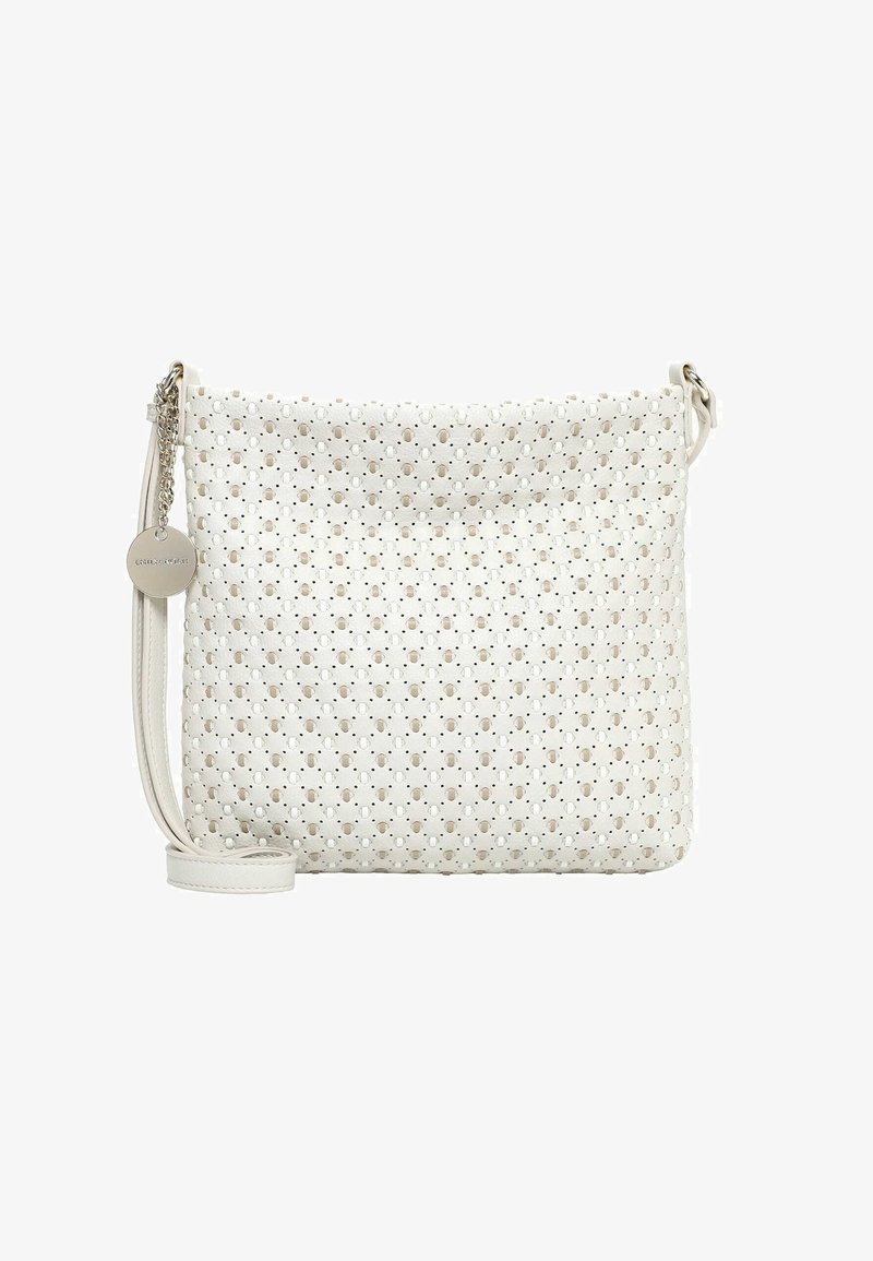 Witte crossbodytas met geperforeerd bloemenpatroon, verstelbare riem en ronde zilveren merkhanger aan een ketting.