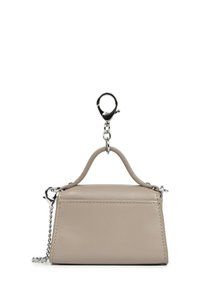 Mini borsa a tracolla in pelle beige con manico superiore, tracolla in catena argentata e attacco per portachiavi in metallo su sfondo bianco.