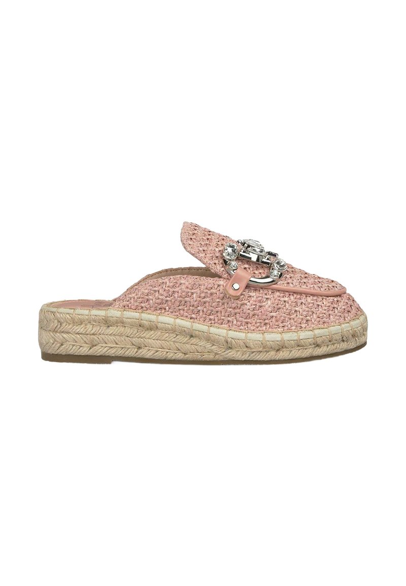 Roze geweven instap-espadille met een decoratieve gesp en een natuurlijke jute hak. Het heeft een gestructureerd oppervlak en een platte zool.