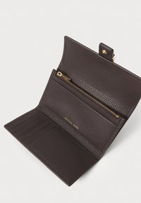 MICHAEL Michael Kors NOLITA FLAP TRIFOLD WALLET - Piniginė - chocolate