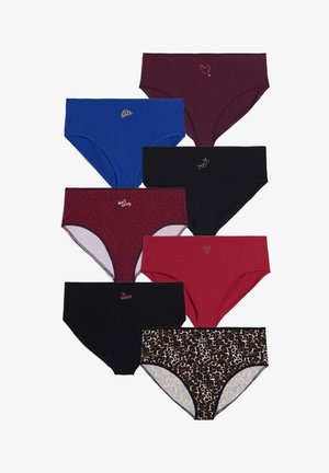 Set van acht paar katoenonderbroeken in verschillende kleuren: blauw, bordeauxrood, zwart, rood en luipaardprint. Sommige zijn voorzien van decoratieve stiksels.