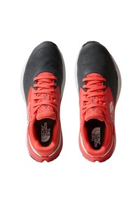 Scarpe sportive rosse e grigie con una parte superiore in rete testurizzata, lacci a contrasto e una suola bianca, con logo sui lati e sulle solette.