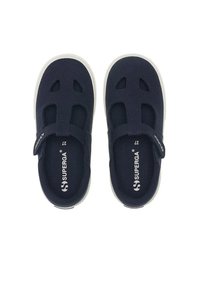 Scarpe slip-on in canvas blu navy con ritagli e cinturino in velcro, dotate di una suola in gomma bianca e logo stampato sulle solette.