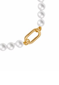 Biała perłowa naszyjnik z zamknięciem na złotym metalowym łańcuszku. Perły są gładkie i błyszczące, tworząc klasyczny okrągły kształt.