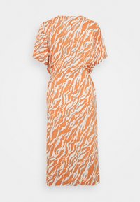 Oranžové šaty s vlnitým bílým a světle modrým vzorem, krátké rukávy a volný střih se nařaseným pasem. Hladká textilie.