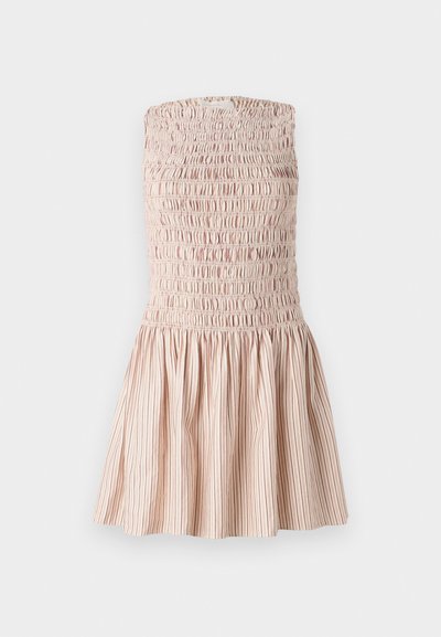 Berankis suknelė šviesiai rožinės spalvos, su vertikaliomis baltomis ir burgundiškomis juostelėmis. Yra elegantiškas tvarstinis liemuo ir platėjanti sijoninė dalis, suteikianti tekstūros akcentą.