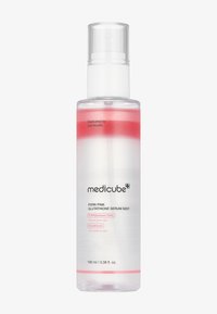 Transparante plastic sprayfles met een witte pomp, gevuld met een roze en witte serummist. Etiket bevat productnaam en details. 100 ml.
